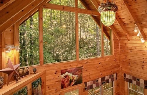 Gatlinburg - Pigeon Forge Cabin | Dog-Friendly! Creekside in Brother's Cove! Fire-pit! Community Pool Access!