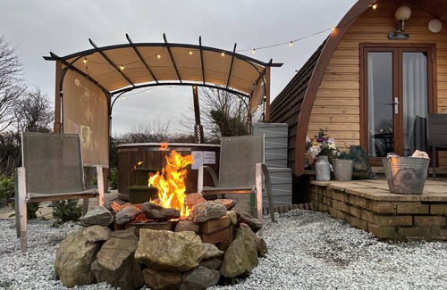 Dwyran Cabin | Dog-Friendly Executive Glamping Pod With Hot Tub