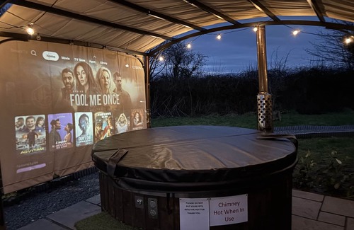 Dwyran Cabin | Dog-Friendly Executive Glamping Pod With Hot Tub