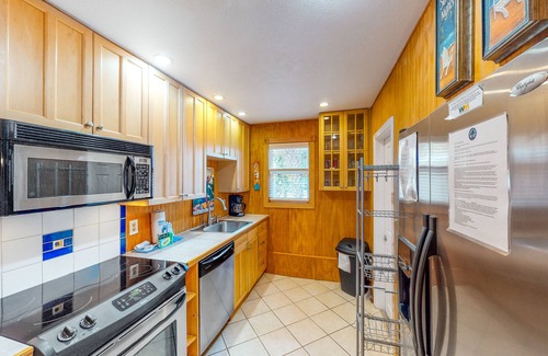 Anna Maria Apartment | Dog-friendly family home with WiFi, central AC, private W/D - close to beach