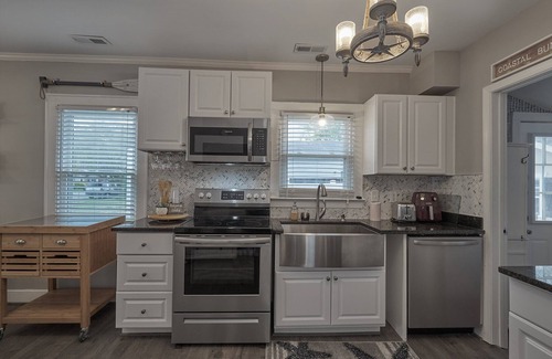 Hampton Cottage | Dog-friendly fenced 2BR/1.5 bath cottage, 2 blocks to beach, near military bases