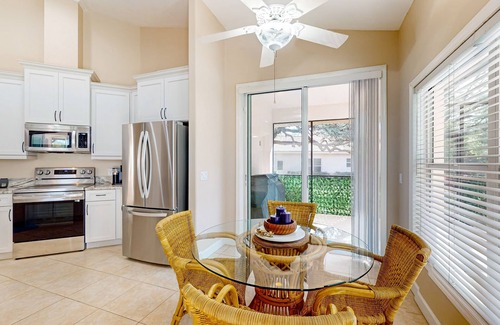 Crystal River House | Dog-friendly golf retreat with enclosed pool, alfresco dining, grill, smart TVs