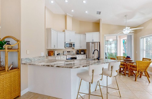 Crystal River House | Dog-friendly golf retreat with enclosed pool, alfresco dining, grill, smart TVs