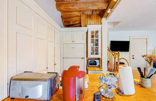 Wiscasset Cottage | Dog-friendly historic cottage with deck, grill, kitchenette, & washer/dryer