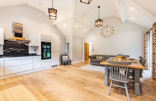 Rendcomb Cottage | Dog friendly holiday cottage with garden in the Cotswolds - Honeystone Cottage