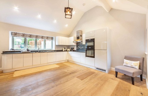 Rendcomb Cottage | Dog friendly holiday cottage with garden in the Cotswolds - Honeystone Cottage