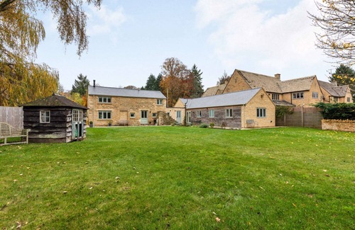 Rendcomb Cottage | Dog friendly holiday cottage with garden in the Cotswolds - Honeystone Cottage