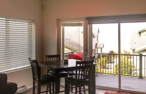 Gold Beach House | Dog-Friendly Home a/ Ocean View, High-Speed WiFi, Gas Fireplace, & Washer/Dryer