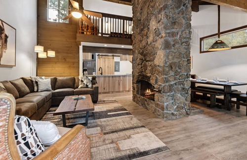 Overlook Park House | Dog-Friendly Home, Hot Tub, SHARC Passes, WiFi, Fireplace, remodeled Kitchen!