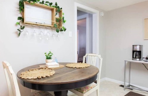 Bristol House | Dog friendly home - large backyard - gas fire pit - 5 mins to downtown or casino