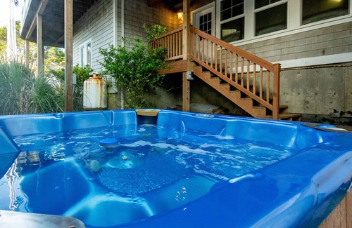 Manzanita House | Dog-friendly home near beach with private hot tub, gas grill, deck, fireplace