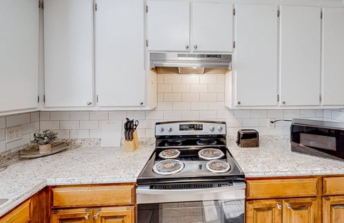 Del City House | Dog-friendly home near Tinker AFB with fenced yard & updated interior