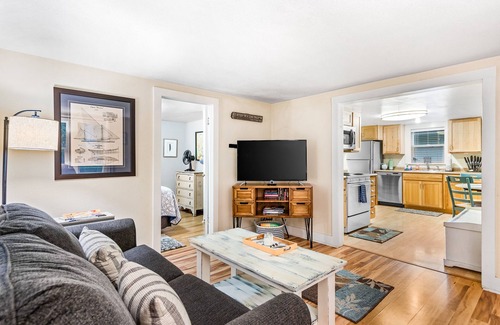 Coeur d'Alene Cottage | Dog-friendly home in the heart of town - walk to lake & golf