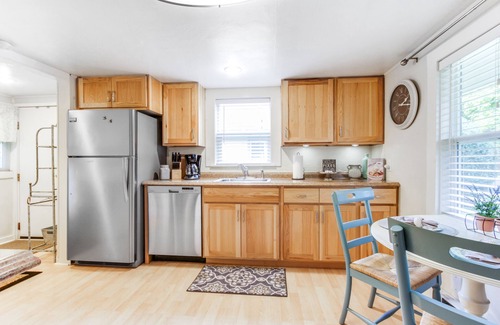 Coeur d'Alene Cottage | Dog-friendly home in the heart of town - walk to lake & golf