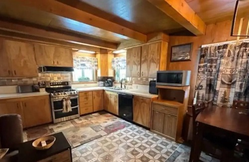 Klamath Lake Cabin | Dog-friendly Home with Hot Tub - Near Crater Lake National Park