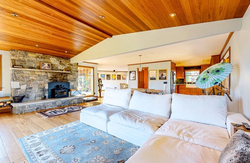 Graton House | Dog-friendly home with breathtaking views & garden sauna, next to golf/laguna
