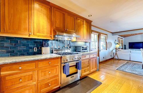 Graton House | Dog-friendly home with breathtaking views & garden sauna, next to golf/laguna