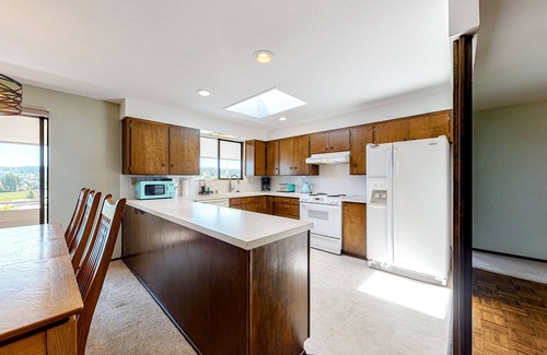 Greenbank House | Dog-friendly home with sound view, fireplace, pizza oven & hot tub