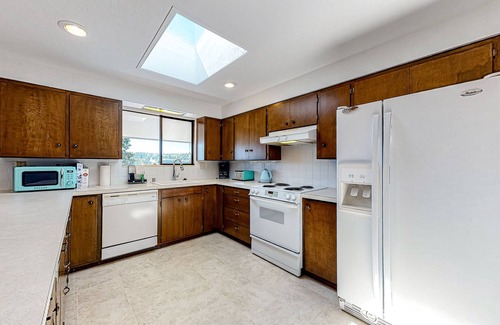 Greenbank House | Dog-friendly home with sound view, fireplace, pizza oven & hot tub