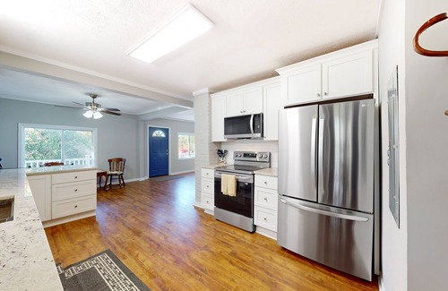 Newland House | Dog-friendly home with a deck, screened sunroom, washer/dryer, & AC