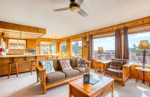 Bayshore Cabin | Dog-Friendly Home with Ocean Views, Easy Beach and Bay Access, and Free WiFi