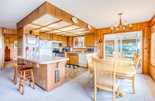 Bayshore Cabin | Dog-Friendly Home with Ocean Views, Easy Beach and Bay Access, and Free WiFi