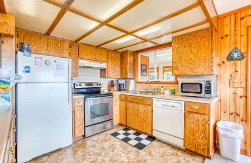 Bayshore Cabin | Dog-Friendly Home with Ocean Views, Easy Beach and Bay Access, and Free WiFi