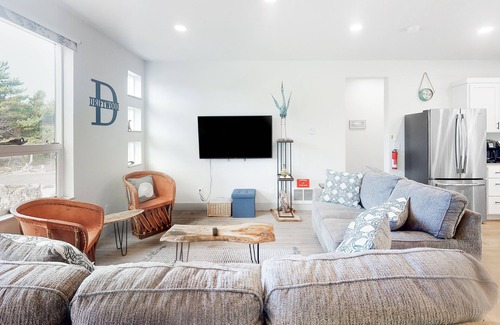 Bandon House | Dog-Friendly Home with WiFi, Private Washer/Dryer, Balcony, and Two Living Rooms