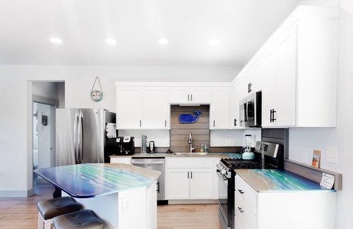 Bandon House | Dog-Friendly Home with WiFi, Private Washer/Dryer, Balcony, and Two Living Rooms