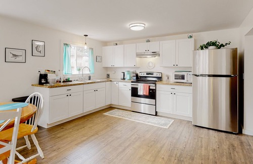 Cutten House | Dog-friendly home with washer/dryer & free WiFi - half mile to hiking & zoo