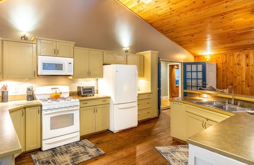 Sylva House | Dog-friendly home with WiFi, private washer/dryer, grill, hot tub, firepit
