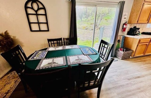 Yosemite Lakes House | Dog Friendly/Hot Tub/Lighthouse Suite/sleeps 4