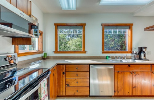 Florence House | Dog-friendly house near the beach with ocean view and private gas grill