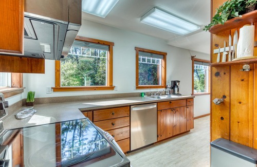 Florence House | Dog-friendly house near the beach with ocean view and private gas grill