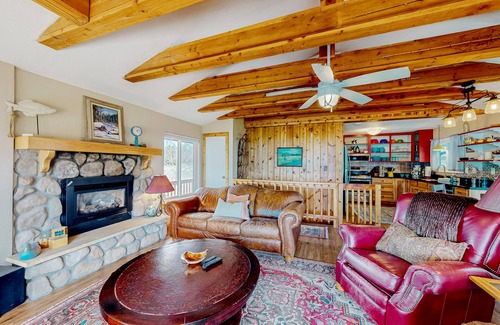 Pinetop-Lakeside House | Dog-friendly house with lake & mountain view, fireplace, balcony & gas grill