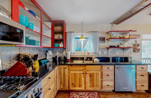 Pinetop-Lakeside House | Dog-friendly house with lake & mountain view, fireplace, balcony & gas grill