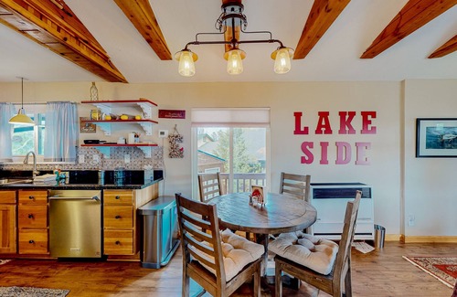 Pinetop-Lakeside House | Dog-friendly house with lake & mountain view, fireplace, balcony & gas grill