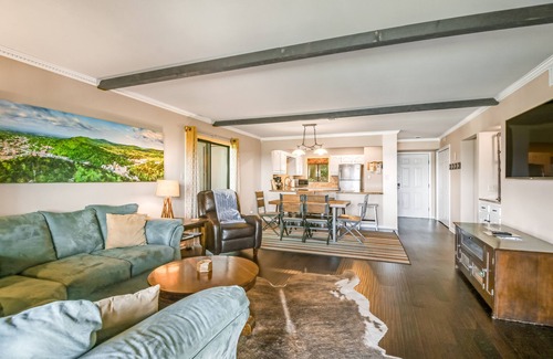 Lake Hamilton Condo | Dog-friendly, lakefront condo with pools, hot tub, W/D, AC, deck & mountain view