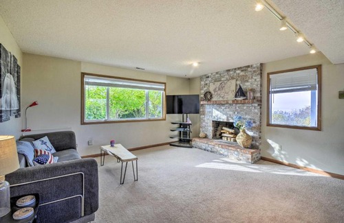 Lakewood Apartment | Dog-Friendly Lakewood Apartment with Private Hot Tub