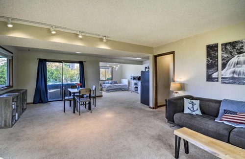 Lakewood Apartment | Dog-Friendly Lakewood Apartment with Private Hot Tub