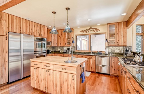 Taos Ski Valley House | Dog-friendly lodge with private hot tub, game room & amazing views