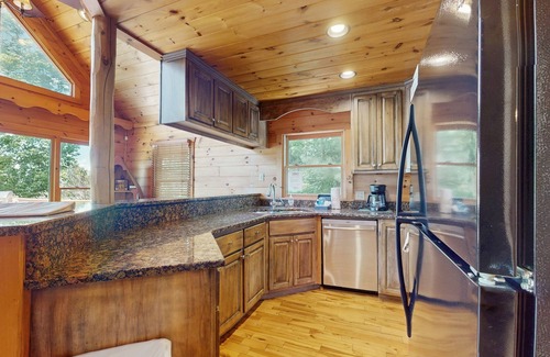 Blue Ridge Cabin | Dog-friendly log cabin with lovely views, game room & wet bar