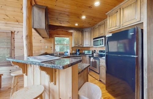 Blue Ridge Cabin | Dog-friendly log cabin with lovely views, game room & wet bar