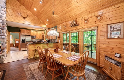 Maple City House | Dog Friendly Log cabin W/Hot tub, Fiber optic near Sleeping Bear Dunes & TC