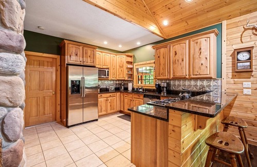 Maple City House | Dog Friendly Log cabin W/Hot tub, Fiber optic near Sleeping Bear Dunes & TC