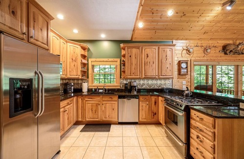 Maple City House | Dog Friendly Log cabin W/Hot tub, Fiber optic near Sleeping Bear Dunes & TC
