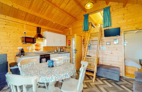 Dwyran Cabin | Dog Friendly Log Cabin with Hot Tub - Seiriol