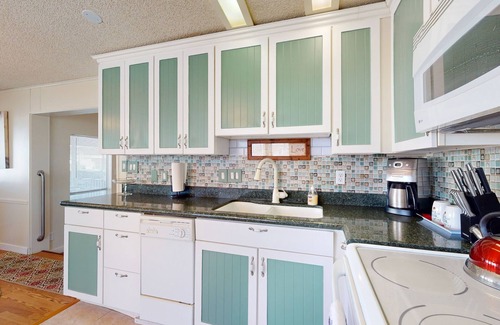 Happy Trails House | Dog-friendly manufactured with pools, sauna, hot tubs, pickleball, gym, golf, AC