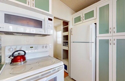 Happy Trails House | Dog-friendly manufactured with pools, sauna, hot tubs, pickleball, gym, golf, AC