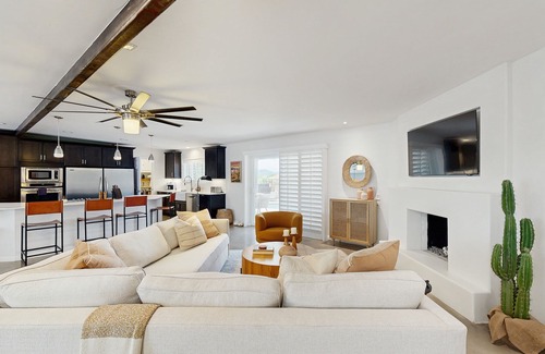 Casas Adobes West House | Dog-friendly modern stay with a heated private pool, sun room, & grill